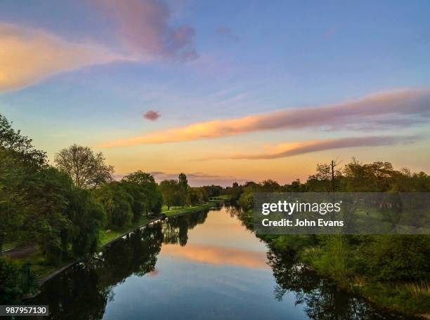 the river avon at sunset - avon river photos et images de collection