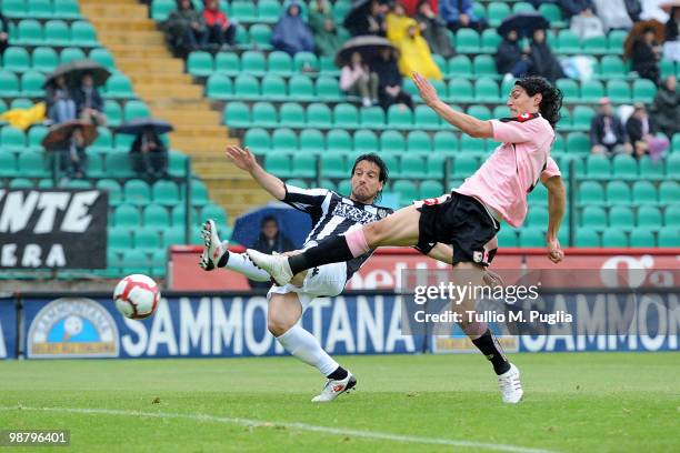 Edinson Cavani of Palermo scores the opening goal during the Serie A match between AC Siena and US Citta di Palermo at Stadio Artemio Franchi on May...