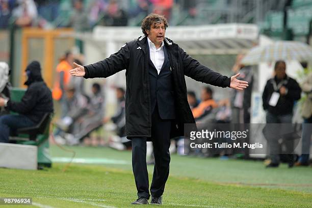 Alberto Malesani coach of Siena gestures during the Serie A match between Siena and Palermo at Stadio Artemio Franchi on May 2, 2010 in Siena, Italy.