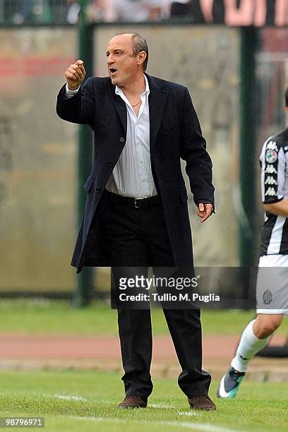 Delio Rossi coach of Palermo issues instructions during the Serie A match between Siena and Palermo at Stadio Artemio Franchi on May 2, 2010 in...