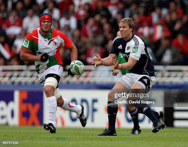 Jean de Villiers of Munster passes the ball during the Heineken Cup semi final match between Biarritz Olympique and Munster at Estadio Anoeta on May...