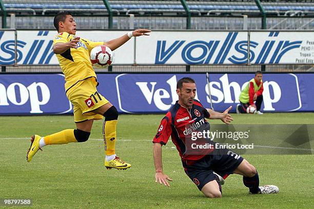 Alessandro Agostini of Cagliari and Sanchez Alexis Alejandro of Udinese Calcio during the Serie A match between Cagliari and Udinese at Stadio...