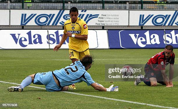 Federico Marchetti of Cagliari and Sanchez Alexis Alejandro of Udinese during the Serie A match between Cagliari and Udinese at Stadio Sant'Elia on...