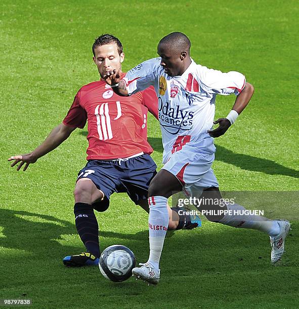 Nancy's midfielder of Guinea-Bissau Bocundji Ca vies with Lille's French midfielder Yohan Cabaye during their French L1 football match Lille vs Nancy...