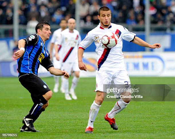 Simone Padoin of Atalanta BC competes for the ball with Federico Casarini of Bologna FC during the Serie A match between Atalanta and Bologna at...