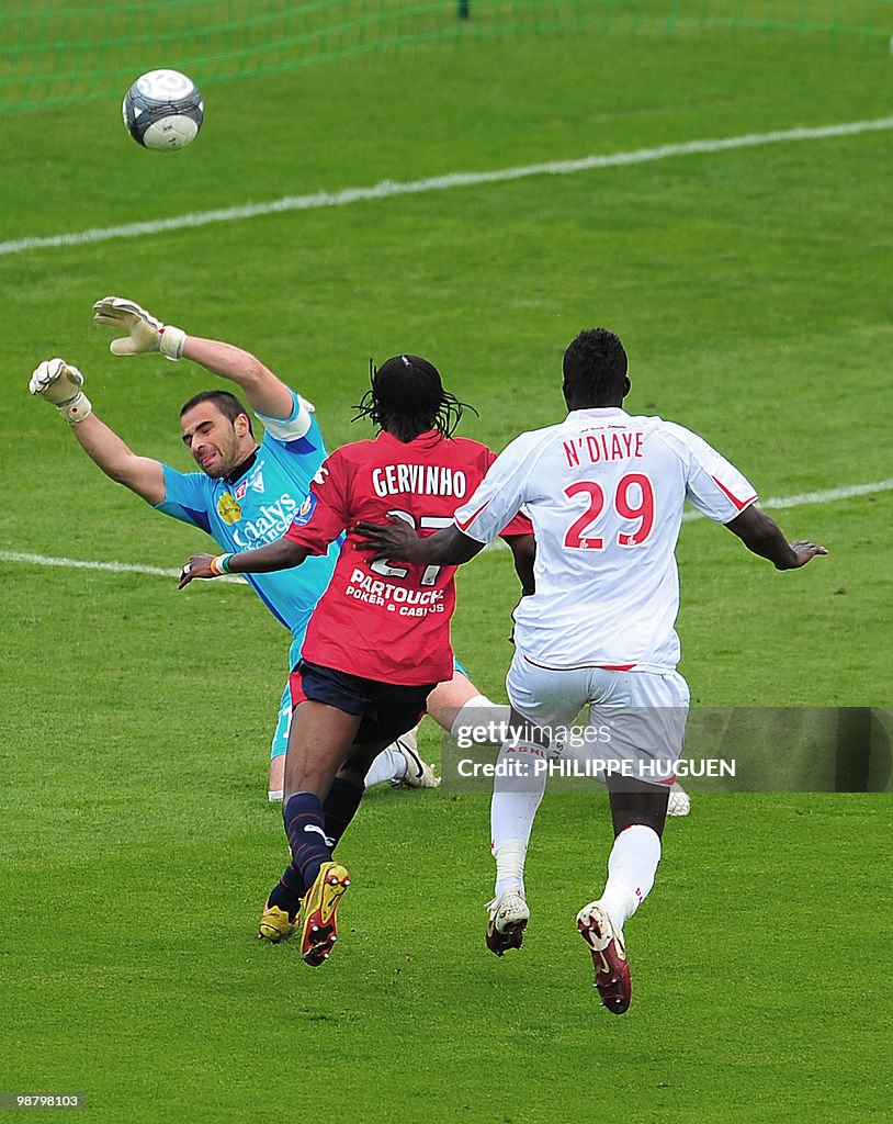 Lille's forward Gervinho (C) scores a go