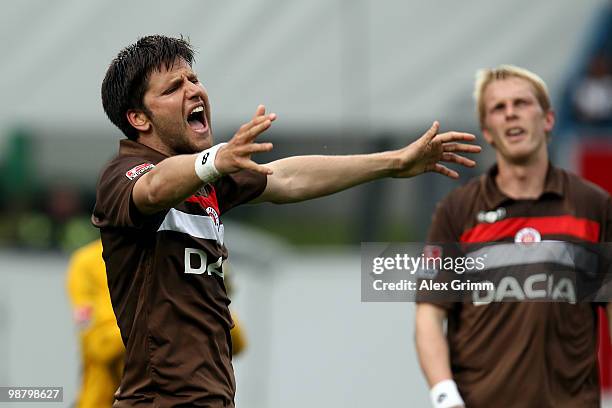 Florian Bruns and Marius Ebbers of St. Pauli react during the Second Bundesliga match between SpVgg Greuther Fuerth and FC St. Pauli at the Playmobil...