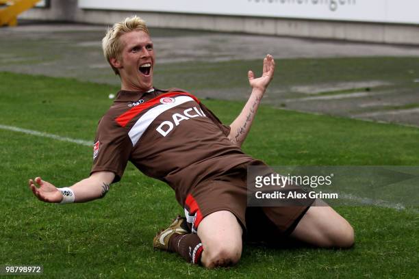 Marius Ebbers of St. Pauli celebrates his team's third goal during the Second Bundesliga match between SpVgg Greuther Fuerth and FC St. Pauli at the...