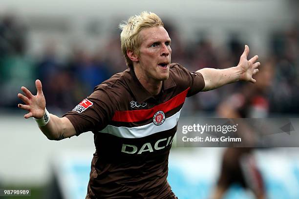 Marius Ebbers of St. Pauli celebrates his team's third goal during the Second Bundesliga match between SpVgg Greuther Fuerth and FC St. Pauli at the...