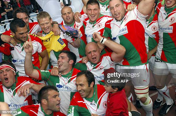 Biarritz' players celebrate at the end of the European cup rugby union semi-final match Biarritz vs. Munster on May 2, 2010 at the Anoeta Stadium in...