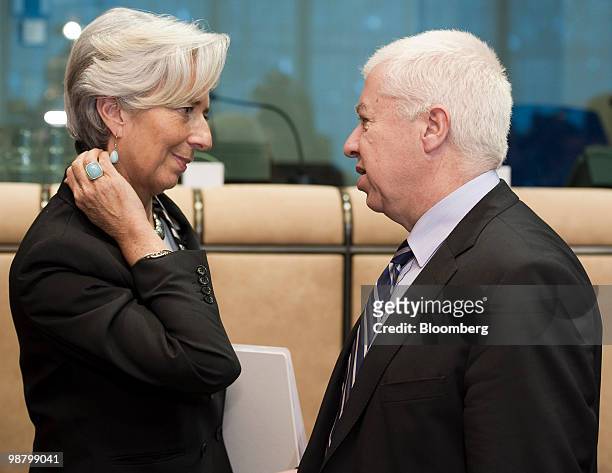 Christine Lagarde, France's finance minister, lefts, speaks with Fernando Teixeira Dos Santos, Portugal's finance minister, as European Union finance...