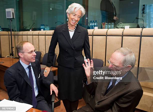 Christine Lagarde, France's finance minister, center, speaks with Wolfgang Schaeuble, Germany's finance minister, right, and Luc Frieden,...