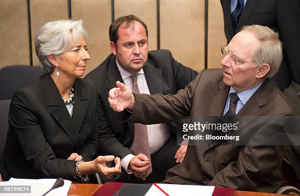 Christine Lagarde, France's finance minister, lefts, speaks with Josef Proell, Austria's finance minister, center, and Wolfgang Schaeuble, Germany's...