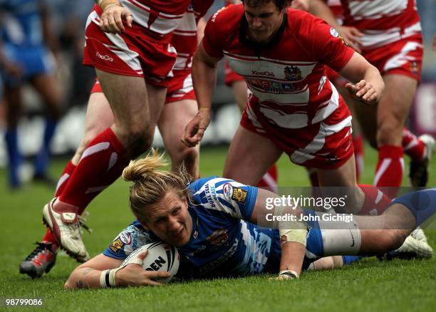 Eorl Crabtree of Huddersfield Giants scores a try during the Engage Super League game between Wigan Warriors and Huddersfield Giants at Murrayfield...