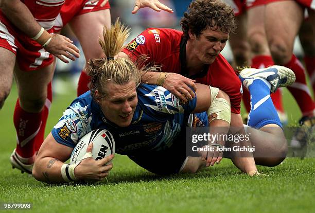 Eorl Crabtree of Huddersfield Giants scores a try during the Engage Super League game between Wigan Warriors and Huddersfield Giants at Murrayfield...