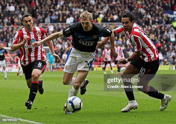 Darren Fletcher of Manchester United beats Kieran Richardson and Steed Malbranque of Sunderland during the Barclays Premier League match between...