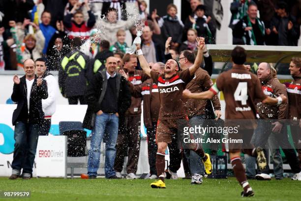 Deniz Naki of St. Pauli and team mates celebrate after the Second Bundesliga match between SpVgg Greuther Fuerth and FC St. Pauli at the Playmobil...