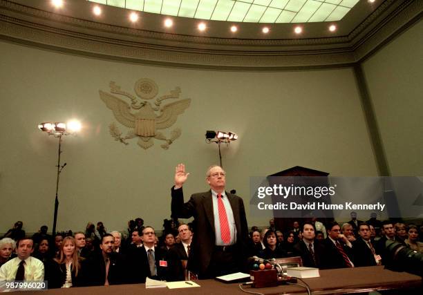 Washington DC -Special Prosecutor Kenneth Starr is sworn in before testifying to the House of Representatives Judicial Committee, November 19, 1998....