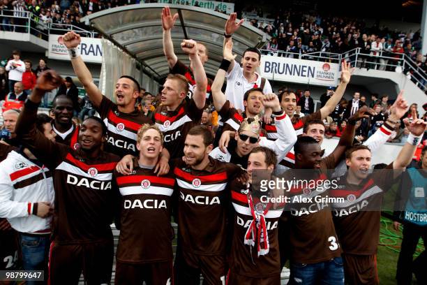 Players of St. Pauli celebrate after winning the Second Bundesliga match between SpVgg Greuther Fuerth and FC St. Pauli at the Playmobil Stadium on...