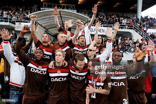 Players of St. Pauli celebrate after winning the Second Bundesliga match between SpVgg Greuther Fuerth and FC St. Pauli at the Playmobil Stadium on...