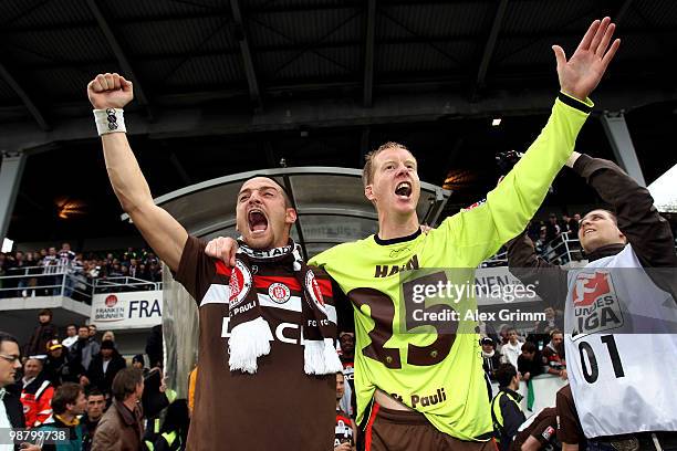 Deniz Naki and Timo Schultz of St. Pauli celebrate after the Second Bundesliga match between SpVgg Greuther Fuerth and FC St. Pauli at the Playmobil...