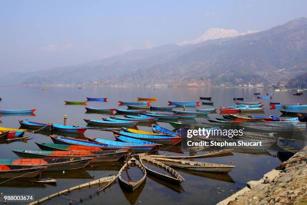 boats on fewa tal - tal photos et images de collection