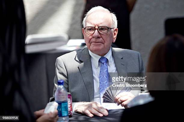 Warren Buffett, chief executive officer of Berkshire Hathaway, plays bridge with shareholders on the sidelines of the Berkshire Hathaway annual...
