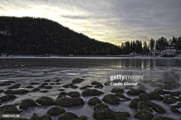 alba sul lago ghiacciato - ghiacciato fotografías e imágenes de stock