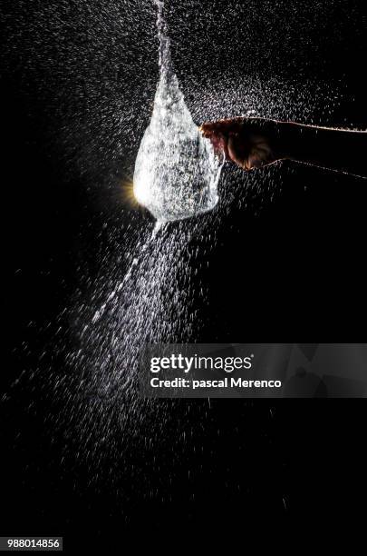 goutte d'eau - goutte stock pictures, royalty-free photos & images