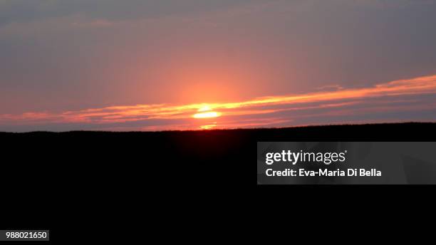 sonnenuntergang in rot - sonnenuntergang stockfoto's en -beelden