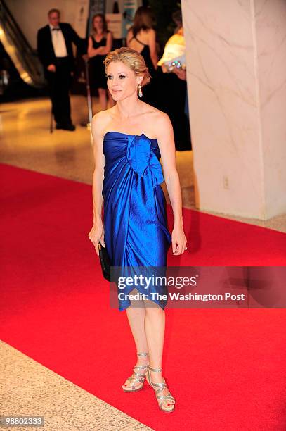 Julie Bowen arrives at the annual White House Correspondents Association dinner at the Washington Hilton in Washington, DC on May 1, 2010.