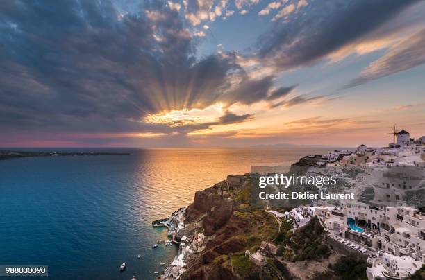 coucher de soleil sur oia - coucher soleil stock pictures, royalty-free photos & images