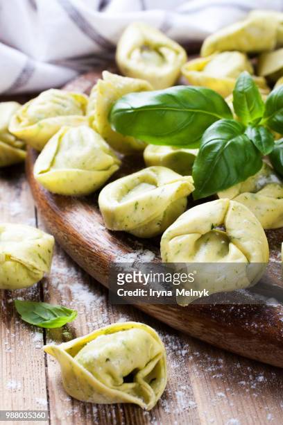 homemade raw italian tortelloni - tortelloni stock-fotos und bilder