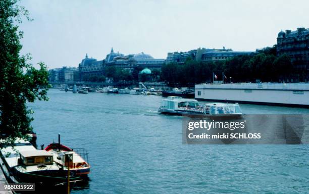 here comes bateau mouche a - bateau mouche stock pictures, royalty-free photos & images