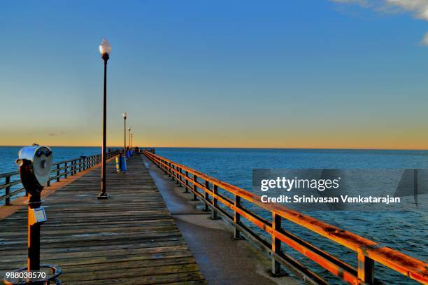 pier - chesapeake bay bridge - pic1 - chesapeake bay bridge fotografías e imágenes de stock