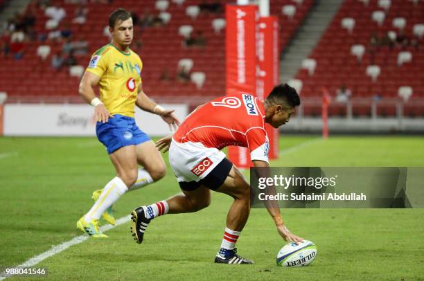 Keisuke Uchida of Sunwolves scores a try during the Super Rugby match between Sunwolves and Bulls at the Singapore National Stadium on June 30, 2018...