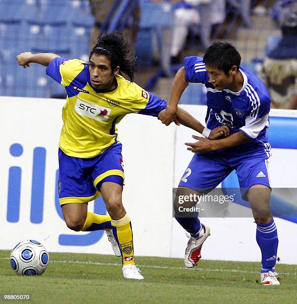 Al-Naser club player Victor Figueroa vies with Young Pyo Lee of Al-Hilal club during their Saudi King Cup semi-final football match in Riyadh on May...