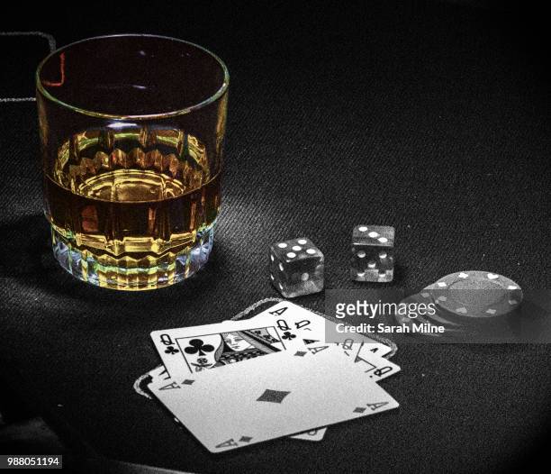whiskey in the jar - kansspel stockfoto's en -beelden