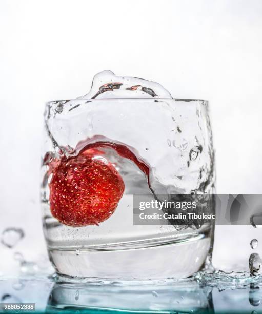 splashing strawberry - 高速度撮影 ストックフォトと画像