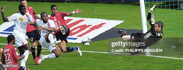 Nancy's defender Andre Luiz shoots the ball during the French L1 football match Lille vs Nancy on May 02, 2010 at Lille metropole stadium in...