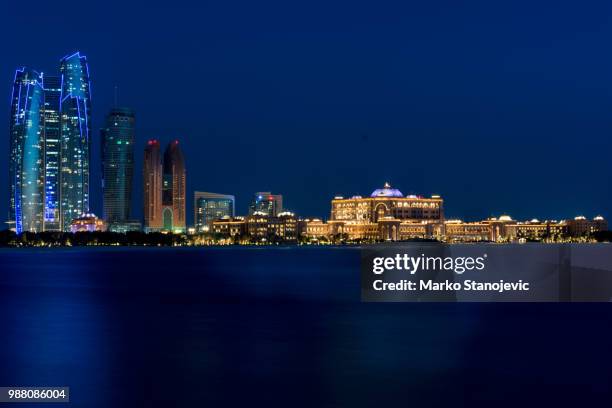 emirates palace - emirates palace stockfoto's en -beelden