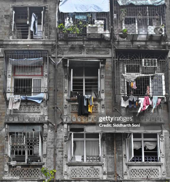 old facade in mumbai - old houses in mumbai stock pictures, royalty-free photos & images