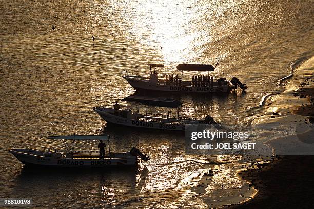 Dorado Buceo employees prepare their boat to carry tourists and divers early in the morning on May 1, 2010 on the Veracruz beach. AFP PHOTO / JOEL...