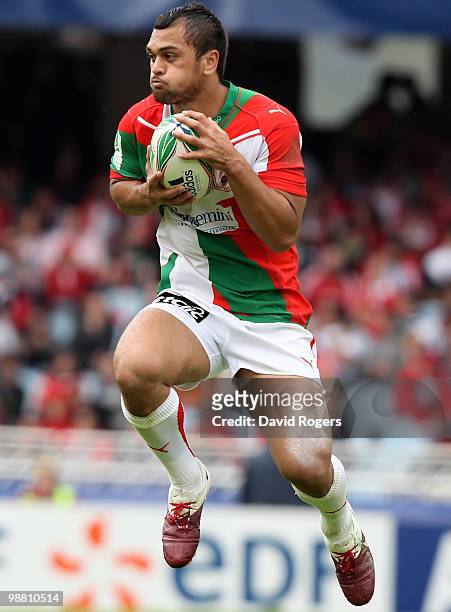 Karmichael Hunt of Biarritz catches the ball during the Heineken Cup semi final match between Biarritz Olympique and Munster at Estadio Anoeta on May...