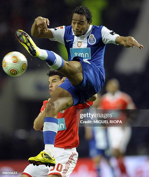 Porto's defender Alvaro Pereira from Uruguay vies with Benfica's Argentinian forward Javier Saviola during their Portuguese first league football...