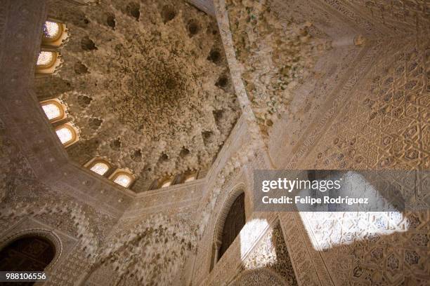 ceiling, sala de las dos hermanas, alhambra, granada - de dos stock-fotos und bilder