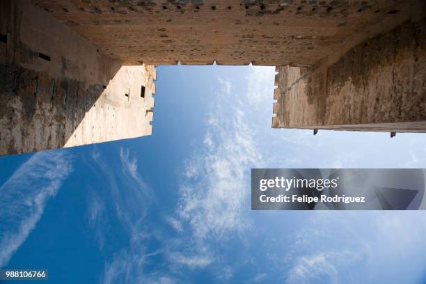 low angle view of the battlements of alcazaba, alhambra, granada, spain - alcazaba of alhambra stock pictures, royalty-free photos & images