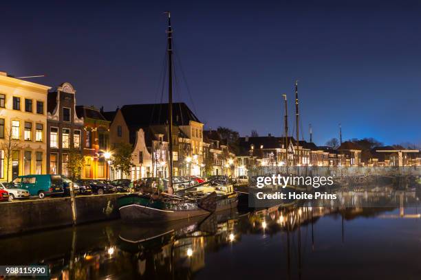 boten aangemeerd in binnenstad zwolle - binnenstad stock-fotos und bilder