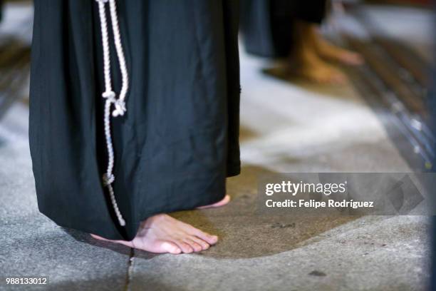 a penitent's bare foot, holy week 2008, seville, spain - foot worship 個照片及圖片檔