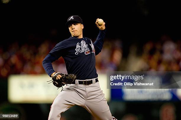 Relief pitcher Eric O'Flaherty of the Atlanta Braves throws against the St. Louis Cardinals at Busch Stadium on April 28, 2010 in St. Louis, Missouri.